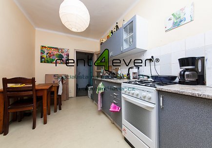 Pronájem bytu, Metro A Strašnická, podkrovní 1+1, 39 m2, cihla, nezařízený, Rent4Ever.cz