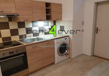 Pronájem bytu, Smíchov, Plzeňská, byt 1+1, 36 m2, cihla, po rekonstrukci, pavlač, nezařízený, Rent4Ever.cz