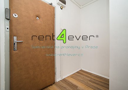 Pronájem bytu, Metro C Opatov, Valentova, byt 1+kk, 32 m2, po rekonstrukci, sklep, výtah, Rent4Ever.cz