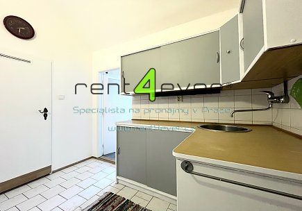 Pronájem bytu, Nusle, Boleslavova, byt 1+1 v RD, 36 m2, po rekonstrukci, cihla, komora, vybavený , Rent4Ever.cz