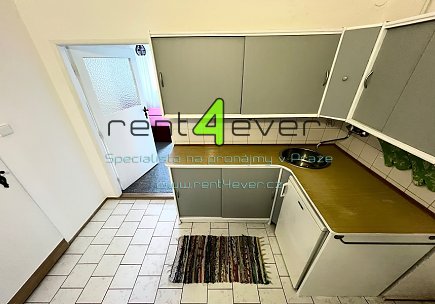 Pronájem bytu, Nusle, Boleslavova, byt 1+1 v RD, 36 m2, po rekonstrukci, cihla, komora, vybavený , Rent4Ever.cz