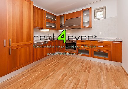 Pronájem bytu, Libeň, Valčíkova, byt 3+1, 97 m2, ve vile, cihla, zahrada, nezařízený nábytkem, Rent4Ever.cz
