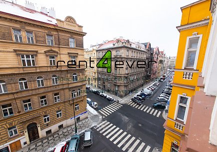 Pronájem bytu, Metro B Karlovo náměstí, byt 1+kk, 20 m2, cihla, výtah, sklep, nevybavený, Rent4Ever.cz