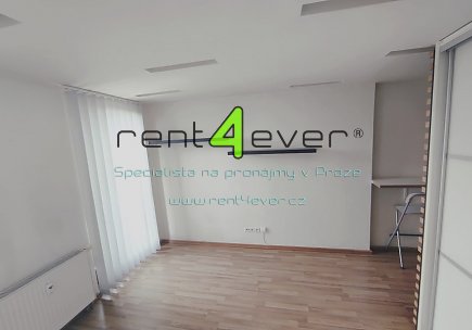 Pronájem bytu, Metro B Křižíkova, Křižíkova, 1+kk, 24 m2, cihla, po rekonstrukci, částečně zařízený, Rent4Ever.cz