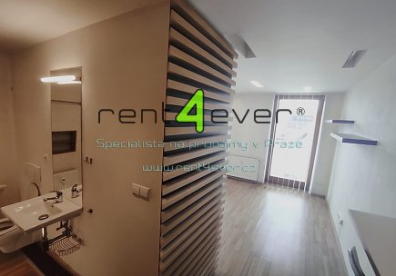 Pronájem bytu, Karlín, Křižíkova, byt 1+kk, 24 m2, cihla, po rekonstrukci, částečně zařízený, Rent4Ever.cz