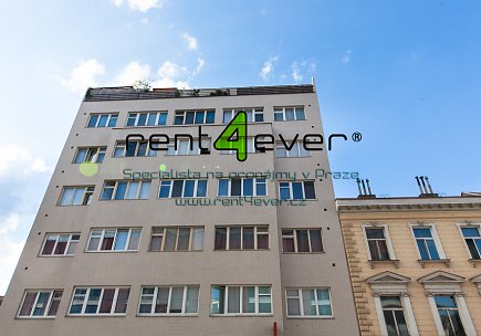 Pronájem bytu, Metro B Křižíkova, Křižíkova, 1+kk, 24 m2, cihla, po rekonstrukci, částečně zařízený, Rent4Ever.cz