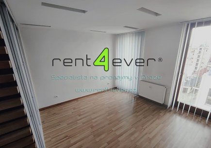 Pronájem bytu, Metro B Křižíkova, Křižíkova, 1+kk, 24 m2, cihla, po rekonstrukci, částečně zařízený, Rent4Ever.cz