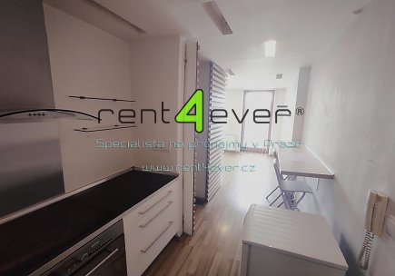 Pronájem bytu, Metro B Křižíkova, Křižíkova, 1+kk, 24 m2, cihla, po rekonstrukci, částečně zařízený, Rent4Ever.cz