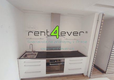 Pronájem bytu, Metro B Křižíkova, Křižíkova, 1+kk, 24 m2, cihla, po rekonstrukci, částečně zařízený, Rent4Ever.cz