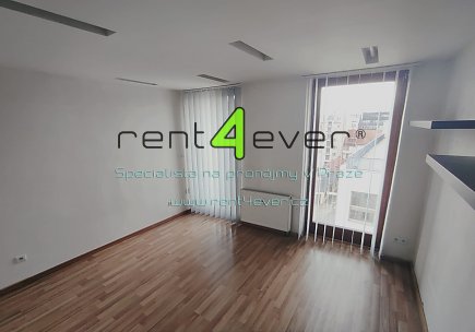 Pronájem bytu, Metro B Křižíkova, Křižíkova, 1+kk, 24 m2, cihla, po rekonstrukci, částečně zařízený, Rent4Ever.cz