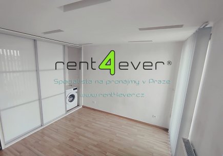 Pronájem bytu, Metro B Křižíkova, Křižíkova, 1+kk, 24 m2, cihla, po rekonstrukci, částečně zařízený, Rent4Ever.cz