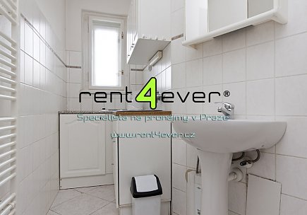 Pronájem bytu, Vršovice, Oblouková, byt 1+kk, 27 m2, cihla, sklep, výtah, zařízený nábytkem, Rent4Ever.cz