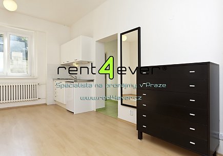 Pronájem bytu, Záběhlice, náměstí Mezi zahrádkami, 1+kk v RD, 28 m2, zařízený nábytkem, Rent4Ever.cz