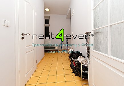 Pronájem bytu, Smíchov, Grafická, 1+kk, 39 m2, cihla, sklep, komora, výtah, zařízený, Rent4Ever.cz
