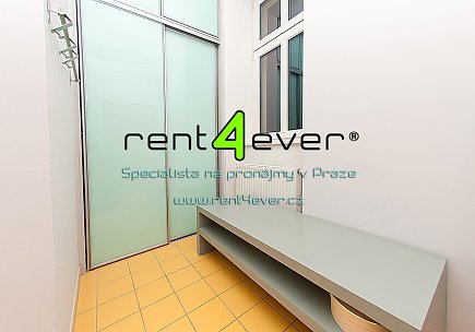 Pronájem bytu, Smíchov, Grafická, 1+kk, 39 m2, cihla, sklep, komora, výtah, zařízený, Rent4Ever.cz