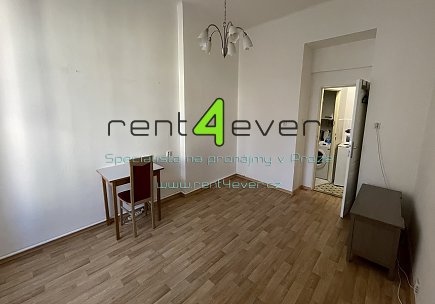 Pronájem bytu, Vinohrady, Velehradská, 1+kk, 27 m2, cihla, výtah, nezařízený nábytkem, Rent4Ever.cz