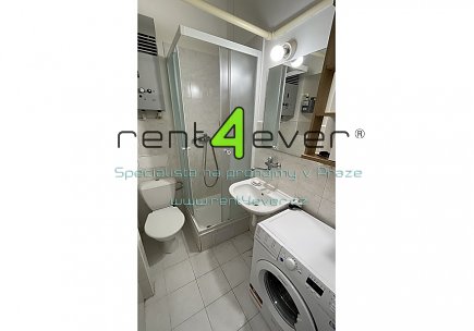 Pronájem bytu, Vinohrady, Velehradská, 1+kk, 27 m2, cihla, výtah, nezařízený nábytkem, Rent4Ever.cz