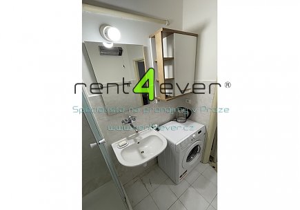 Pronájem bytu, Vinohrady, Velehradská, 1+kk, 27 m2, cihla, výtah, nezařízený nábytkem, Rent4Ever.cz