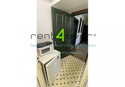 Pronájem bytu, Vinohrady, Velehradská, 1+kk, 27 m2, cihla, výtah, nezařízený nábytkem, Rent4Ever.cz