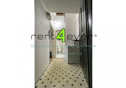 Pronájem bytu, Vinohrady, Velehradská, 1+kk, 27 m2, cihla, výtah, nezařízený nábytkem, Rent4Ever.cz