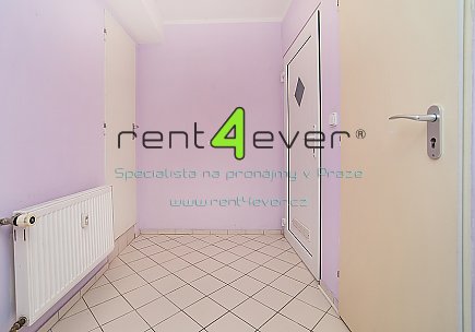 Pronájem bytu, Vršovice, Holandská, suterénní 2+kk, 40 m2, cihla, po rekonstrukci, komora, zařízený, Rent4Ever.cz