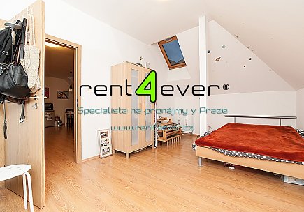 Pronájem bytu, Metro B, C Florenc, podkrovní byt 2+kk, 65 m2, cihla, vybavený nábytkem, Rent4Ever.cz