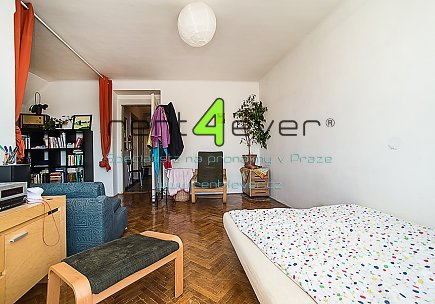 Pronájem bytu, Kobylisy, Okrouhlická, podkrovní 2+1 ve vile, 48 m2, terasa, zahrada, nezařízený   , Rent4Ever.cz