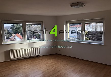 Pronájem bytu, Lysolaje, Starodvorská, byt 1+kk, 30 m2, cihla, komora, nezařízený nábytkem, Rent4Ever.cz