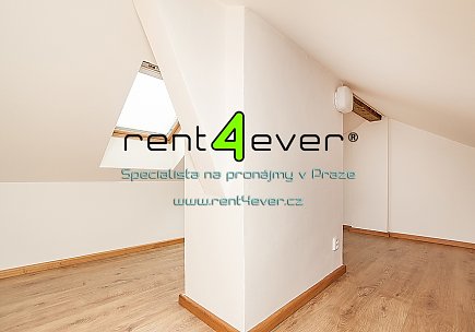 Pronájem bytu, Nové Město, Zlatnická, podkrovní byt 1+kk, 30 m2, cihla, částečně zařízený nábytkem, Rent4Ever.cz