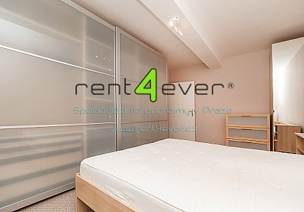 Pronájem bytu, Vršovice, Holandská, suterénní byt 2+kk, 40 m2, cihla, zařízený nábytkem, Rent4Ever.cz