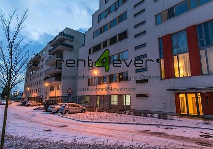 Pronájem bytu, Modřany, Pískařská, 1+kk, 42.9 m2, novostavba, cihla, lodžie, garáž. stání, zařízený, Rent4Ever.cz