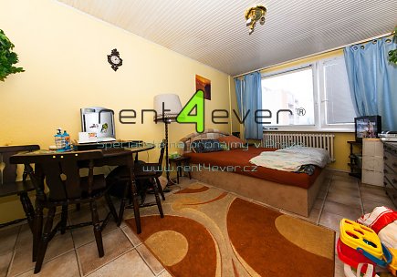 Pronájem bytu, Bohnice, Hackerova, 1+kk, 39 m2, sklep, výtah, nezařízený., Rent4Ever.cz