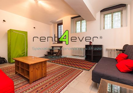 Pronájem bytu, Žižkov, Jeronýmova, 2+1, 64 m2, cihla, dvorek, zařízený, Rent4Ever.cz