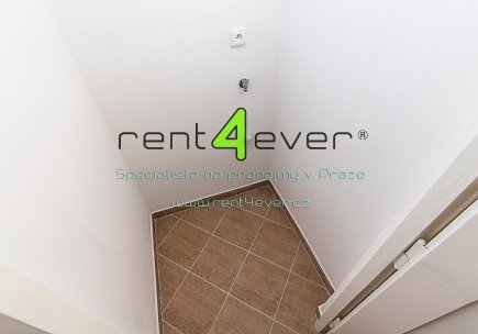 Pronájem bytu, Vršovice, Vršovická, 1+kk, 39 m2, cihla, po rekonstrukci, nezařízený nábytkem, Rent4Ever.cz