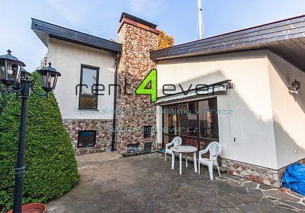 Pronájem bytu, Dolní Chabry, U větrolamu, RD 6+1, 160 m2, cihla, zahrada, garáž, kompletně zařízený, Rent4Ever.cz