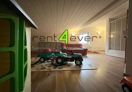 Pronájem bytu, Dolní Chabry, U větrolamu, RD 6+1, 160 m2, cihla, zahrada, garáž, kompletně zařízený, Rent4Ever.cz