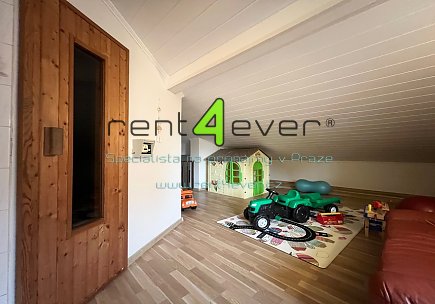 Pronájem bytu, Dolní Chabry, U větrolamu, RD 6+1, 160 m2, cihla, zahrada, garáž, kompletně zařízený, Rent4Ever.cz