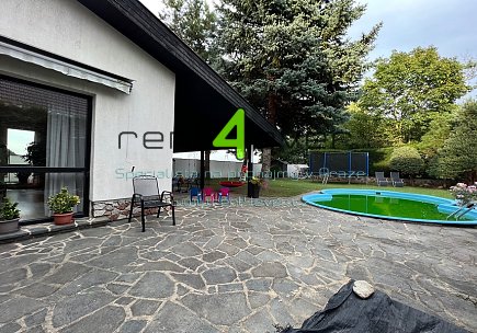 Pronájem bytu, Dolní Chabry, U větrolamu, RD 6+1, 160 m2, cihla, zahrada, garáž, kompletně zařízený, Rent4Ever.cz