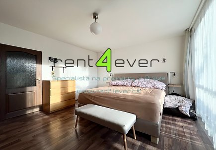 Pronájem bytu, Dolní Chabry, U větrolamu, RD 6+1, 160 m2, cihla, zahrada, garáž, kompletně zařízený, Rent4Ever.cz
