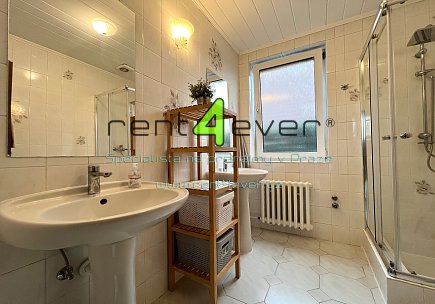 Pronájem bytu, Dolní Chabry, U větrolamu, RD 6+1, 160 m2, cihla, zahrada, garáž, kompletně zařízený, Rent4Ever.cz