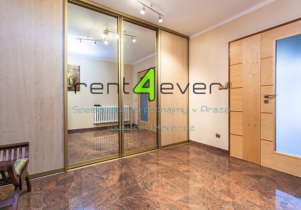 Pronájem bytu, Smíchov, Pod Hybšmankou, řadový RD 6+1, 320 m2, cihla, balkon, terasa, zařízený, Rent4Ever.cz