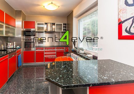 Pronájem bytu, Smíchov, Pod Hybšmankou, řadový RD 6+1, 320 m2, cihla, balkon, terasa, zařízený, Rent4Ever.cz