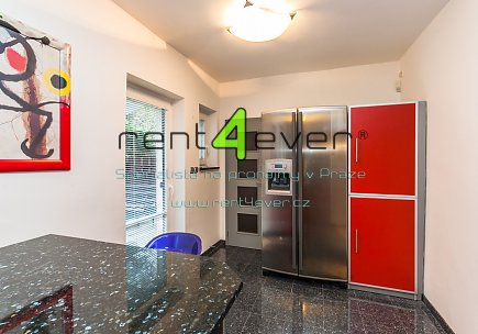 Pronájem bytu, Smíchov, Pod Hybšmankou, řadový RD 6+1, 320 m2, cihla, balkon, terasa, zařízený, Rent4Ever.cz