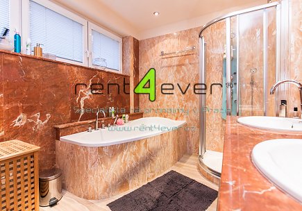 Pronájem bytu, Smíchov, Pod Hybšmankou, řadový RD 6+1, 320 m2, cihla, balkon, terasa, zařízený, Rent4Ever.cz