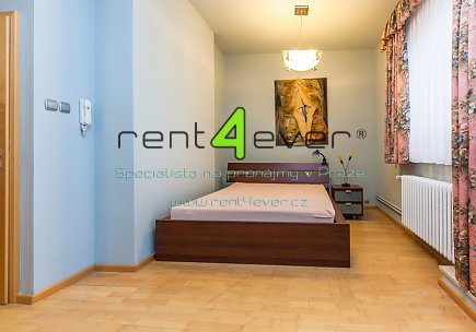 Pronájem bytu, Smíchov, Pod Hybšmankou, řadový RD 6+1, 320 m2, cihla, balkon, terasa, zařízený, Rent4Ever.cz