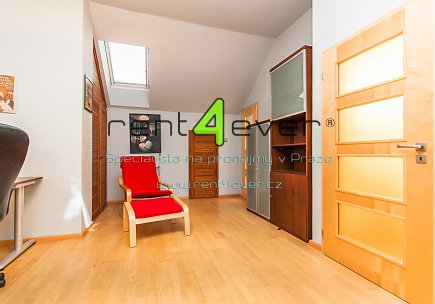 Pronájem bytu, Smíchov, Pod Hybšmankou, řadový RD 6+1, 320 m2, cihla, balkon, terasa, zařízený, Rent4Ever.cz