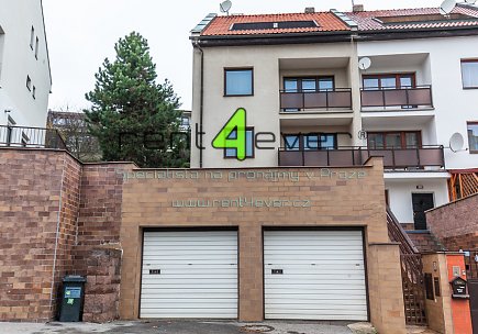 Pronájem bytu, Smíchov, Pod Hybšmankou, řadový RD 6+1, 320 m2, cihla, balkon, terasa, zařízený, Rent4Ever.cz