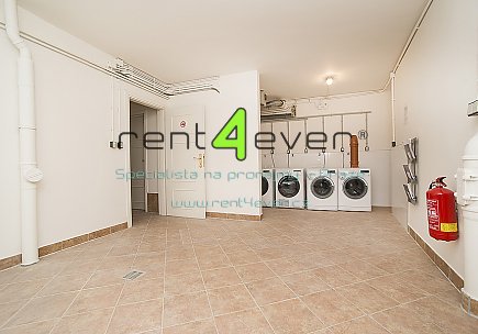 Pronájem bytu, Smíchov, U Pernikářky, 1+kk, 22 m2, cihla, výtah, komora, zařízený, Rent4Ever.cz