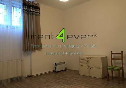 Pronájem bytu, Břevnov, Šlikova, suterénní byt 1+kk, 27 m2, cihla, nezařízený nábytkem, Rent4Ever.cz
