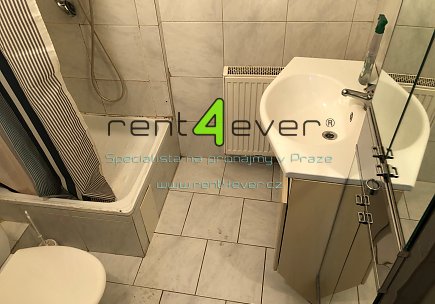 Pronájem bytu, Břevnov, Šlikova, suterénní byt 1+kk, 27 m2, cihla, nezařízený nábytkem, Rent4Ever.cz